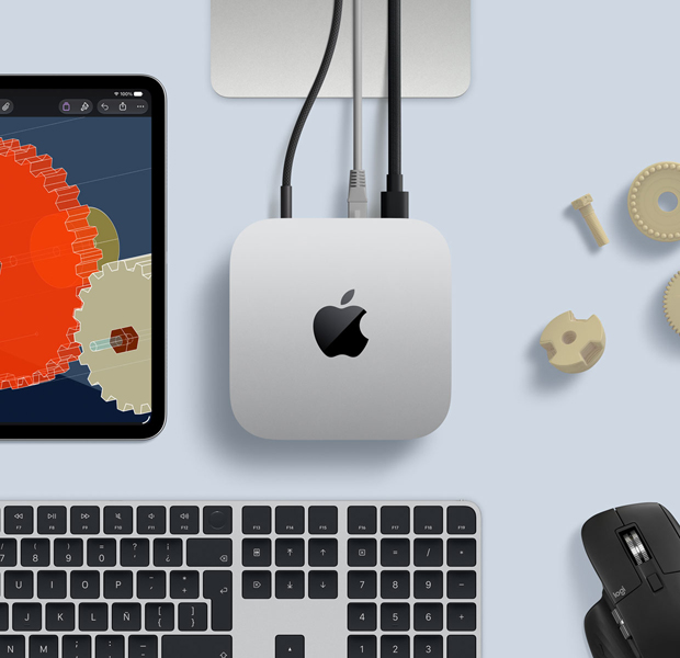 iPad que muestra objetos de STEM con un gran nivel de detalle, Mac mini en el centro con el cable de corriente conectado, base de un monitor Studio Display parcialmente visible, conectada a través de USB-C, Magic Keyboard con Touch ID y mouse Logitech