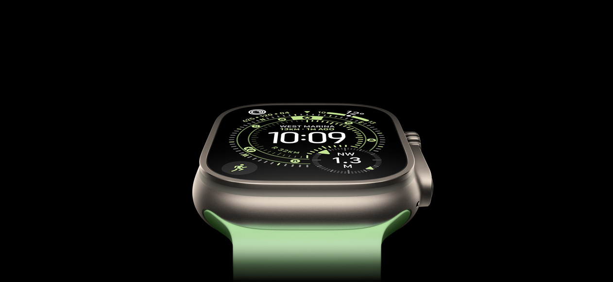 Apple Watch Ultra 3, pouzdro z přírodního titanu, kompas na ciferníku Orientační běh, neonově zelený Oceánský řemínek.