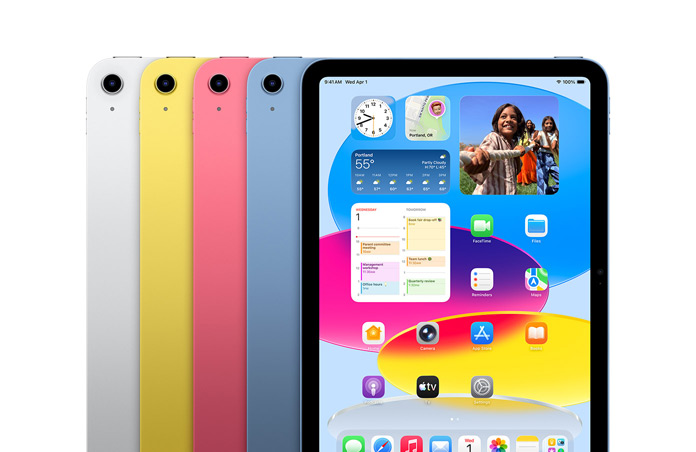 iPad-enheter i de fire fargene sølv, gul, rosa og blå vises. Skjermene viser et bakgrunnsbilde og et utvalg apper.
