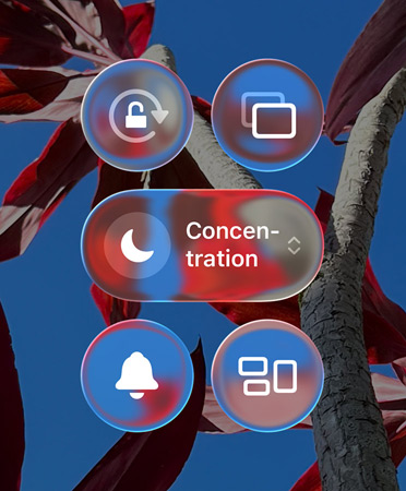 Écran d’accueil coloré d’un iPhone avec des apps et widgets Liquid Glass transparents