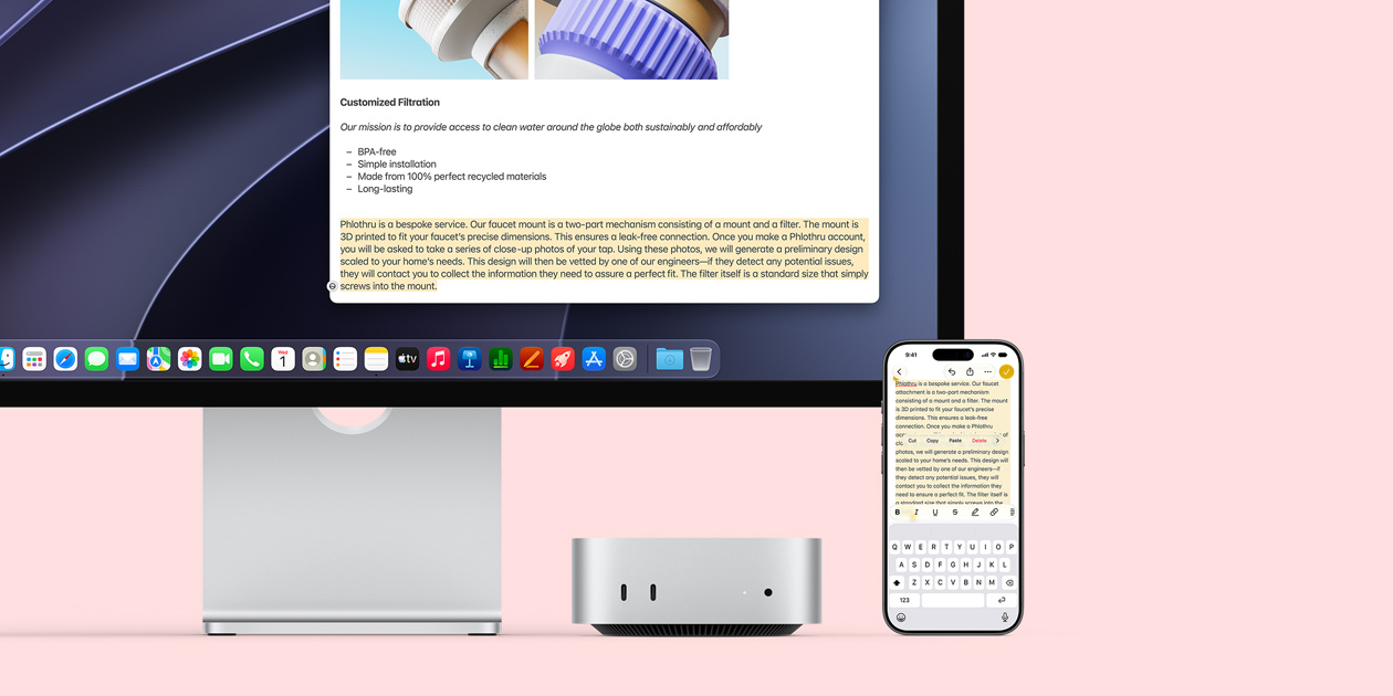 Mac mini elölnézetből egy Studio Display alatt, az eszköztől és a kijelzőtől jobbra egy iPhone, a képernyőn szöveg van kijelölve, ugyanez a szöveg jelenik meg az iPhone képernyőjén is, felette a kivágási, másolási, beillesztési és automatikus kitöltési műveletekkel, szemléltetve az Univerzális vágólap működését