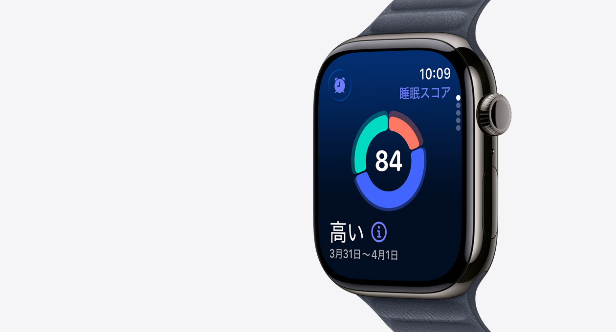 スレートチタニウムケースのApple Watch Series 11。スクリーンに睡眠スコアの円グラフが表示されている。右側面の外観、Digital Crown。バンドはネイビーのマグネティックリンク