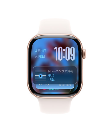 ローズゴールドアルミニウムケースのApple Watch Series 11。スマートスタックの提案が表示されている。ライトブラッシュのスポーツバンドが付いている
