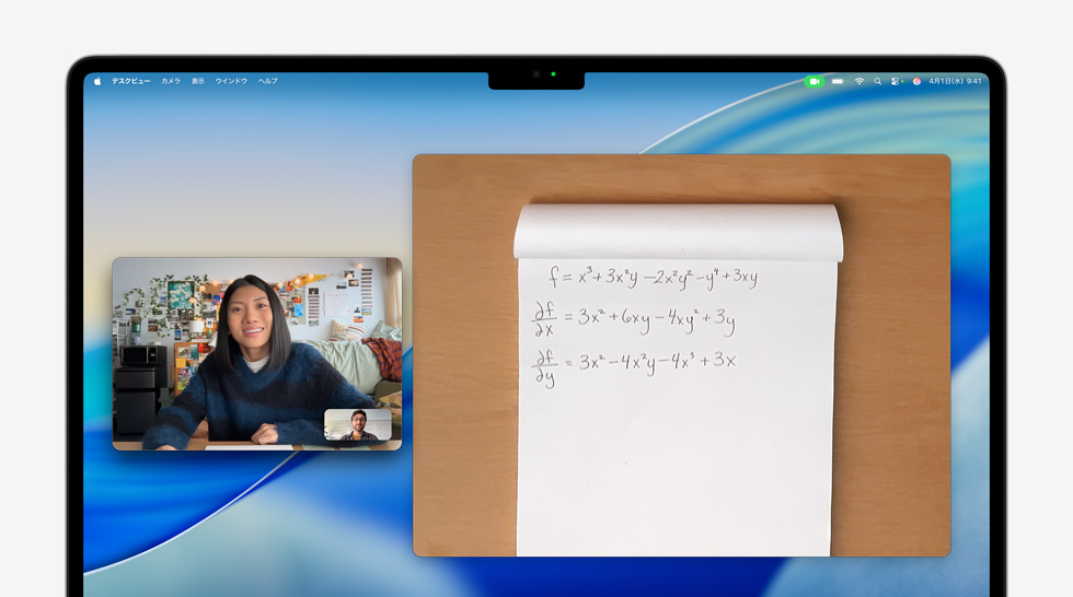MacBook Airでビデオ通話をしている人物。デスクビュー機能を使って、通話の相手に数学の方程式を見せている。デスクビューを使うと、ワークスペースと自分の姿を同時に見せることができる