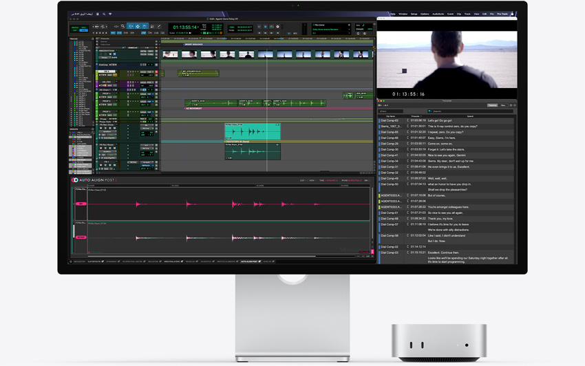 الجهة الأمامية من Mac mini، موضوع تحت شاشة Studio Display، تطبيق Pro Tools مع المكون الإضافي Auto-Align Post 2 قيد التشغيل في نظام macOS‏