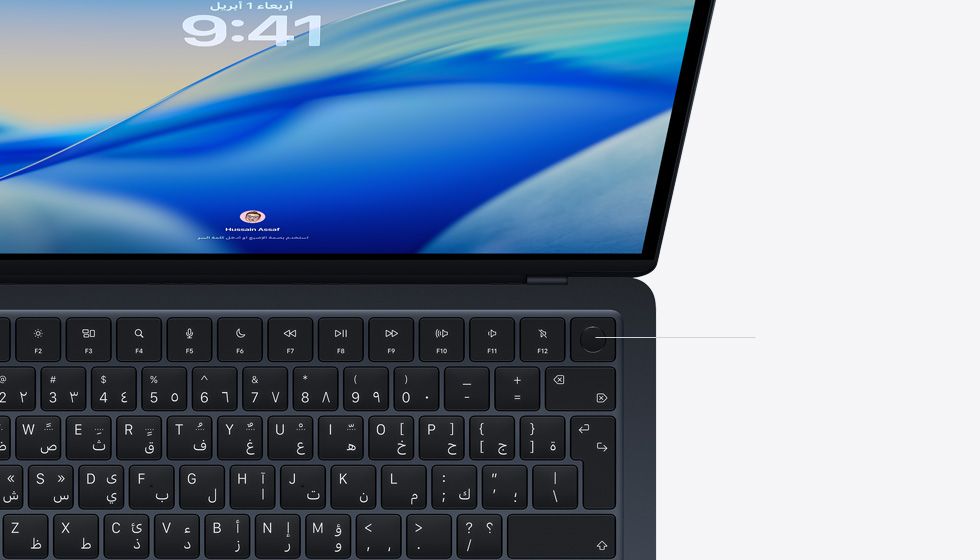 جهاز MacBook Air مفتوح ويعرض موضع زر بصمة الإصبع