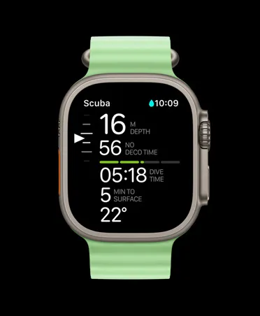 Apple Watch Ultra 3，採用原色鈦金屬錶殼，配以霓虹綠色海洋錶帶；螢幕顯示 Oceanic+ app 展示各種潛水指標，包括水深、減壓時間、到達水面時間、水溫