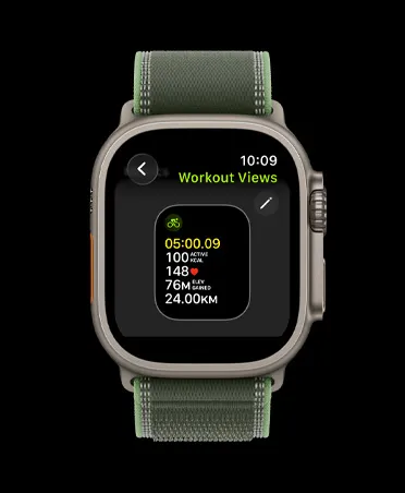 Apple Watch Ultra 3，採用原色鈦金屬錶殼，配以綠色配霓虹綠色越野手環；螢幕顯示編輯體能訓練顯示方式的畫面