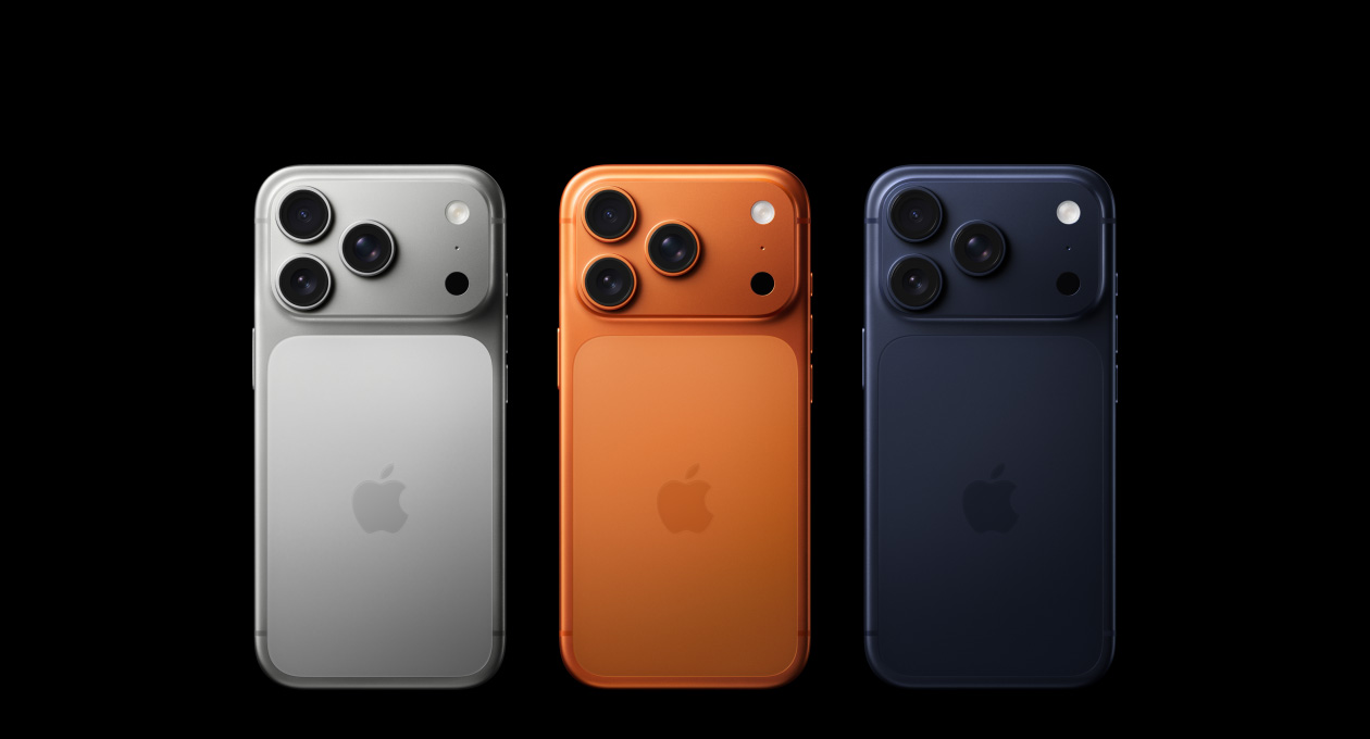 Widok z tyłu iPhone’a 17 Pro, wszystkie trzy kolory: srebrny, kosmiczny pomarańcz, głębinowy błękit, system Pro aparatów w lewym górnym rogu, 3 obiektywy, mikrofon, flesz, logo Apple pośrodku
