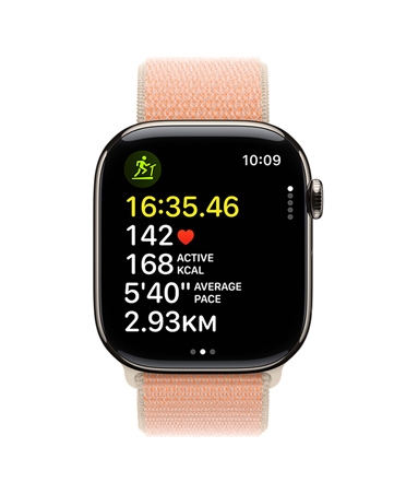 Apple Watch Series 11 w kolorze złotym z aplikacją Trening pokazującą wskaźniki biegowe, w tym czas, tętno, spalone kalorie, średnie tempo i dystans