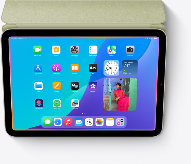 Dispozitiv iPad mini ilustrând designul complet nou pentru Siri, cu o lumină strălucitoare în jurul marginilor ecranului.
