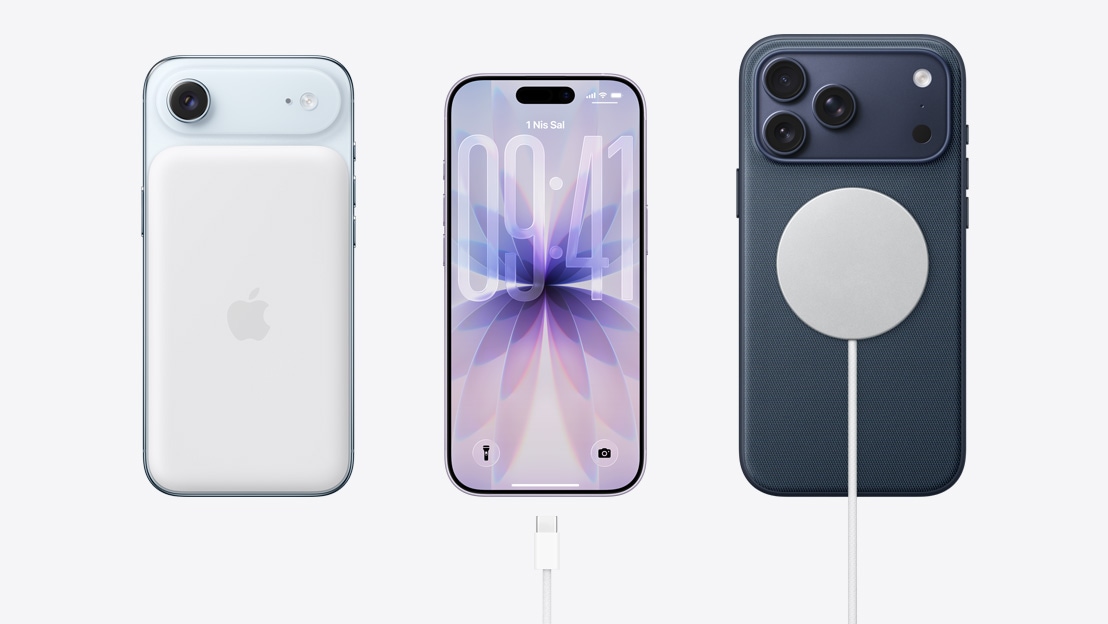 Yan yana duran iPhone Air’in MagSafe takılı arka yüzeyi, iPhone 17’nin tam ekran tasarımına sahip ön yüzeyi ve şarj bağlantı noktasına yakın duran USB‑C şarj kablosu, MagSafe şarj kablosu takılı iPhone 17 Pro’nun arka yüzeyi