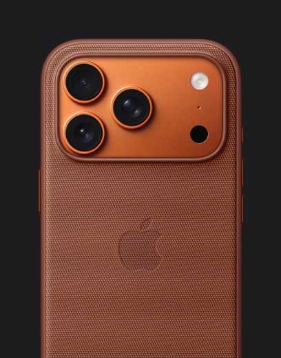 宇宙橙色 iPhone 17 Pro 的背面外觀，機身套有橙色 MagSafe 科技織紋護殼