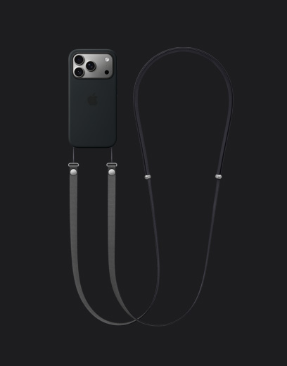銀色 iPhone 17 Pro 的背面外觀，機身套有黑色 MagSafe 矽膠護殼，扣上深灰色斜孭掛繩