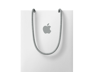 ถุงช้อปปิ้งของ Apple ที่มีสีขาวและมีโลโก้ Apple อยู่ใกล้กับด้านบน