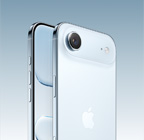 iPhone Air, coloris bleu ciel, vue oblique de l’arrière, système caméra Fusion dans un plateau au sommet, bouton Commande de la caméra, face latérale, design tout écran, bouton Action et boutons de réglage du volume