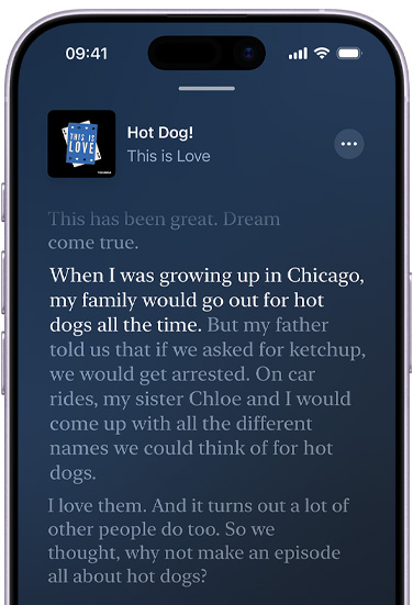 iPhone, vỏ ngoài mặt trước, màn hình hiển thị bản chép lại trong Apple Podcasts cho một tập có tên là Hot Dog từ podcast This is Love, dẫn bởi Phoebe Judge, văn bản được tô sáng trong bản chép lại có nội dung: 