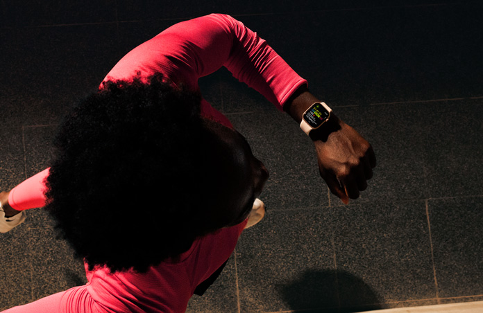 Hình ảnh một người đàn ông sử dụng Apple Watch để theo dõi việc chạy bộ